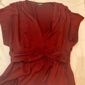Express V-Neck Tie-Waist Shirt in Maroon